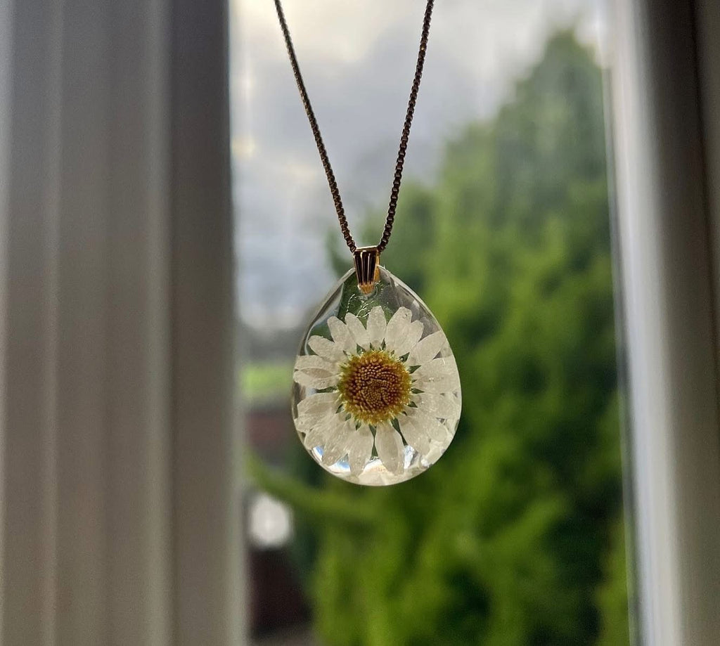 Real daisy flower necklace
