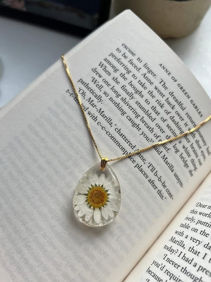 Real daisy flower necklace